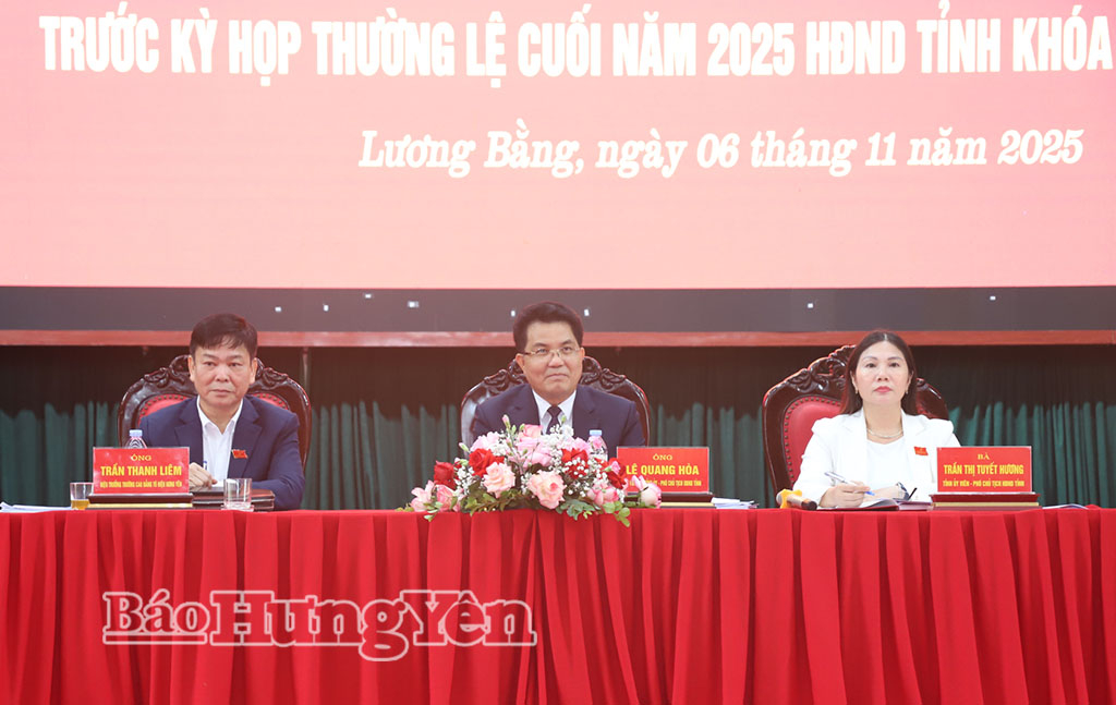 Các đại biểu HĐND tỉnh tại hội nghị tiếp xúc cử tri. Ảnh: Hoàng Bền