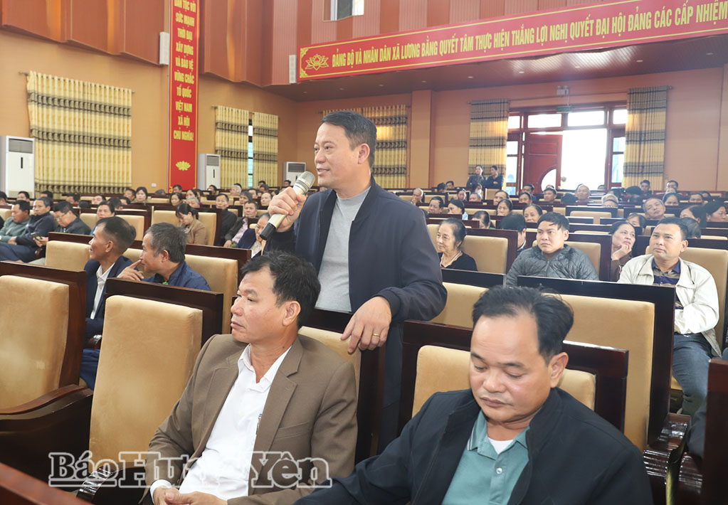 Cử tri xã Lương Bằng phát biểu tại hội nghị tiếp xúc cử tri. Ảnh: Hoàng Bền