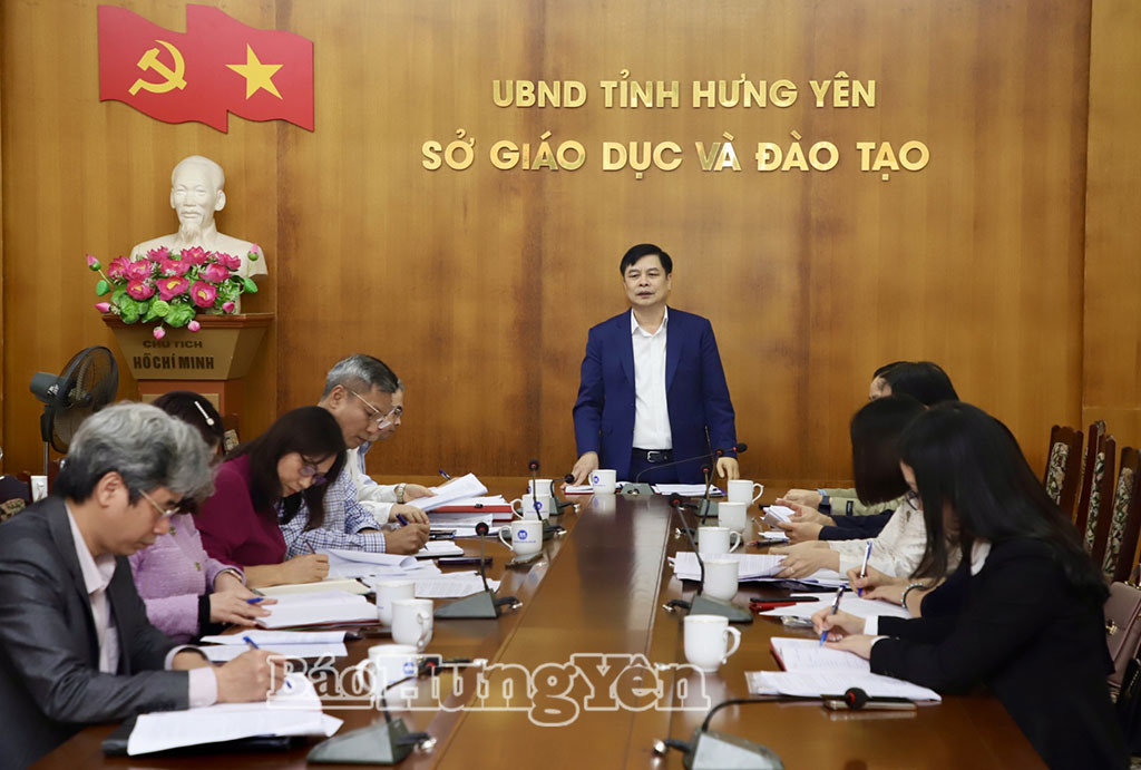 Đồng chí Phó Chủ tịch UBND tỉnh Phạm Văn Nghiêm phát biểu tại cuộc họp.