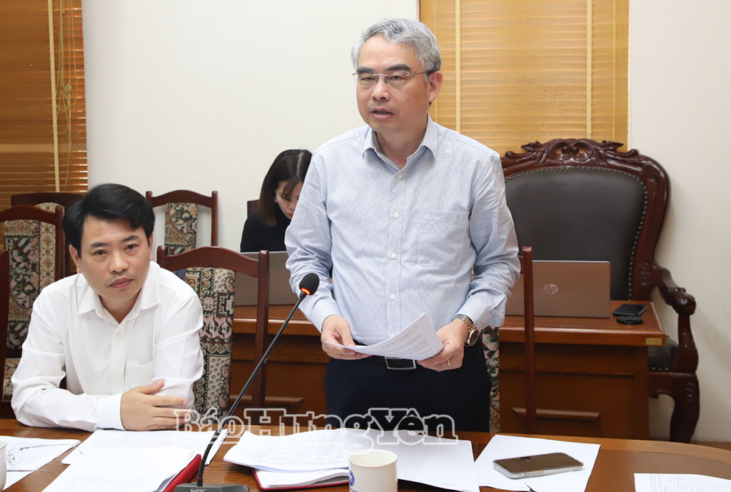 Đồng chí Phạm Đồng Thụy, Ủy viên Ban Thường vụ Tỉnh ủy, Giám đốc Sở Giáo dục và Đào tạo phát biểu tại cuộc họp.