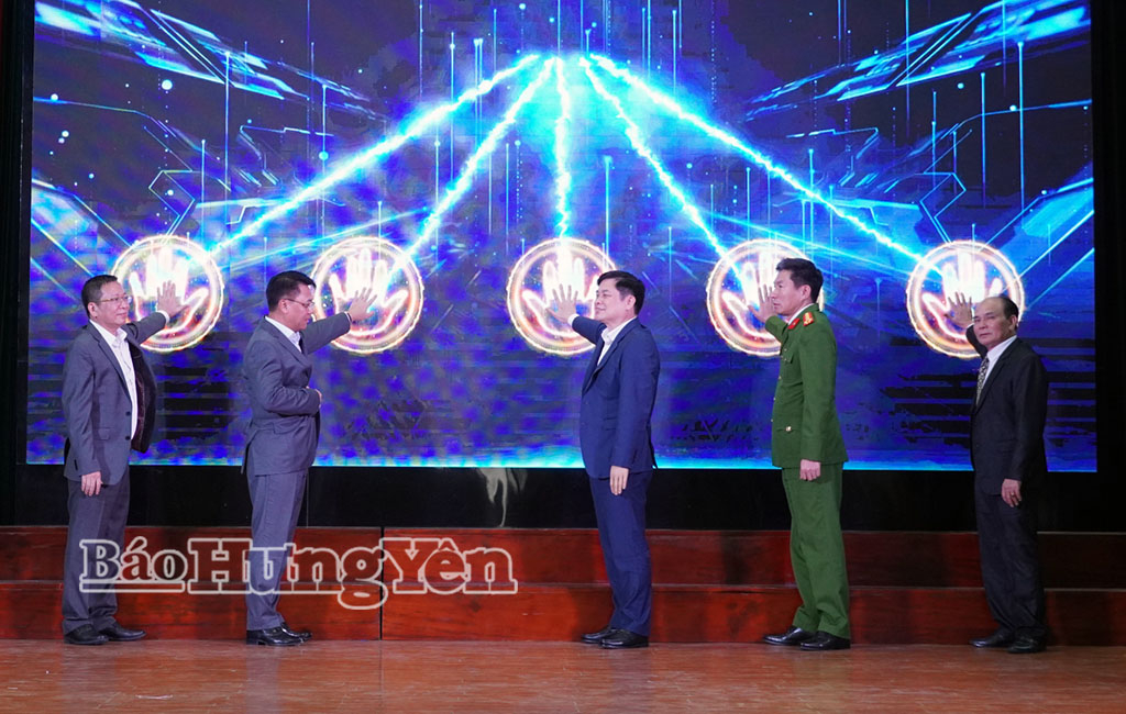 Các đại biểu nhấn nút triển khai phần mềm cơ sở dữ liệu về vi bằng.