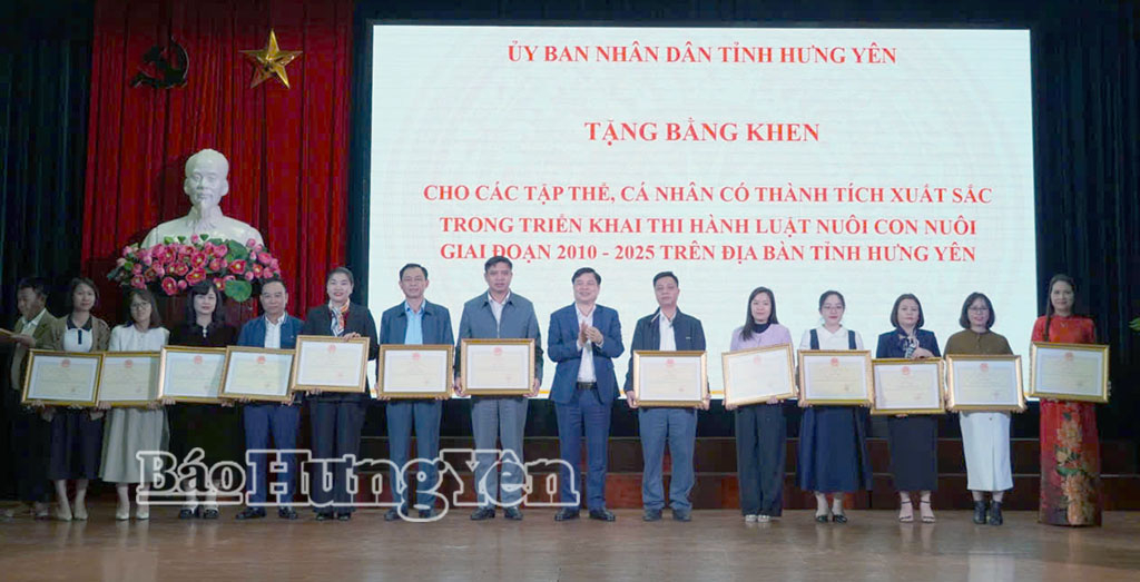 Đồng chí Phạm Văn Nghiêm, Phó Chủ tịch UBND tỉnh trao bằng khen cho các tập thể, cá nhân có thành tích xuất sắc trong thi hành Luật Nuôi con nuôi giai đoạn 2010 - 2025.