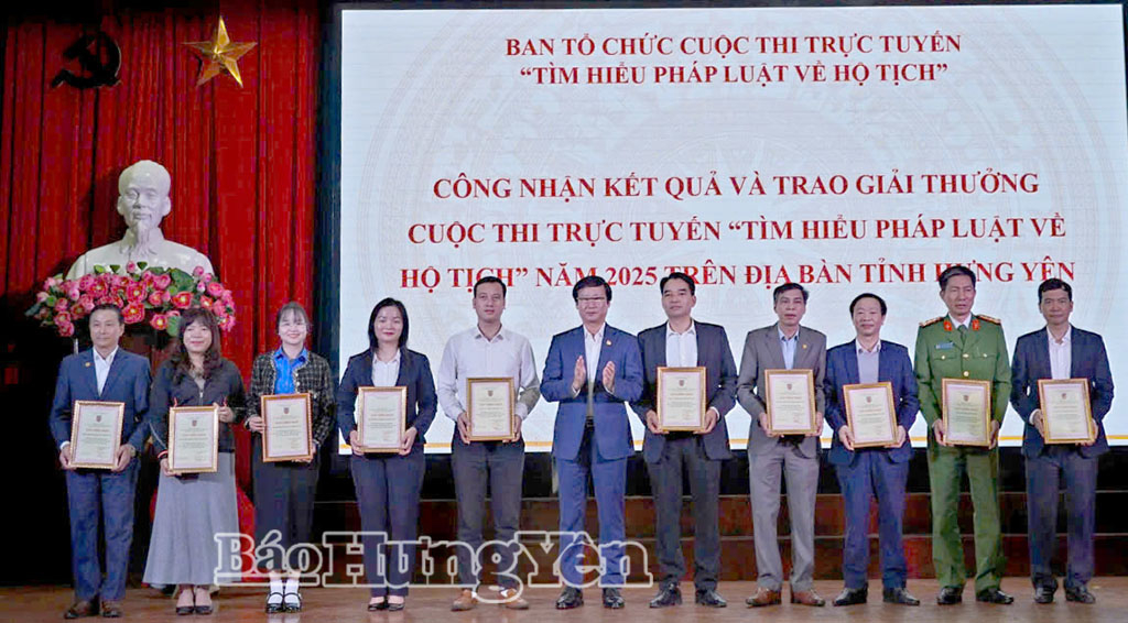 Trao quyết định công nhận kết quả cuộc thi trực tuyến