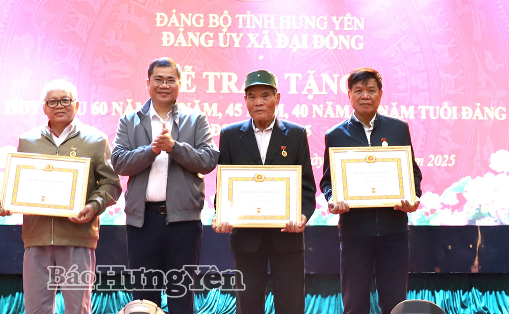 Lãnh đạo Đảng ủy xã Đại Đồng trao Huy hiệu 50 năm tuổi Đảng tặng các đảng viên. Ảnh: Phương Minh 