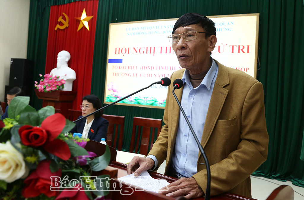 Cử tri phát biểu ý kiến tại hội nghị. Ảnh: Trịnh Cường