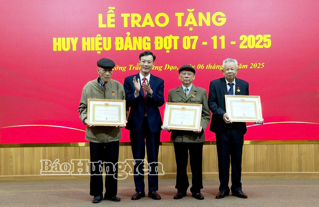 Lãnh đạo phường Trần Hưng Đạo trao Huy hiệu Đảng tặng các đảng viên 60 năm tuổi Đảng. Ảnh: Minh Nguyệt