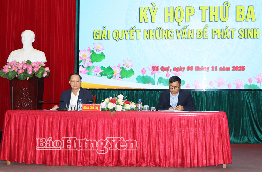 Đoàn chủ tọa kỳ họp.