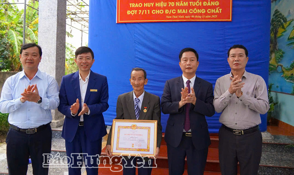 Đồng chí Vũ Thanh Vân, Ủy viên Ban Thường vụ Tỉnh ủy, Chánh Thanh tra tỉnh trao tặng Huy hiệu 70 năm tuổi Đảng cho đảng viên Mai Công Chất, ở thôn Đồng Kinh, xã Nam Thái Ninh.