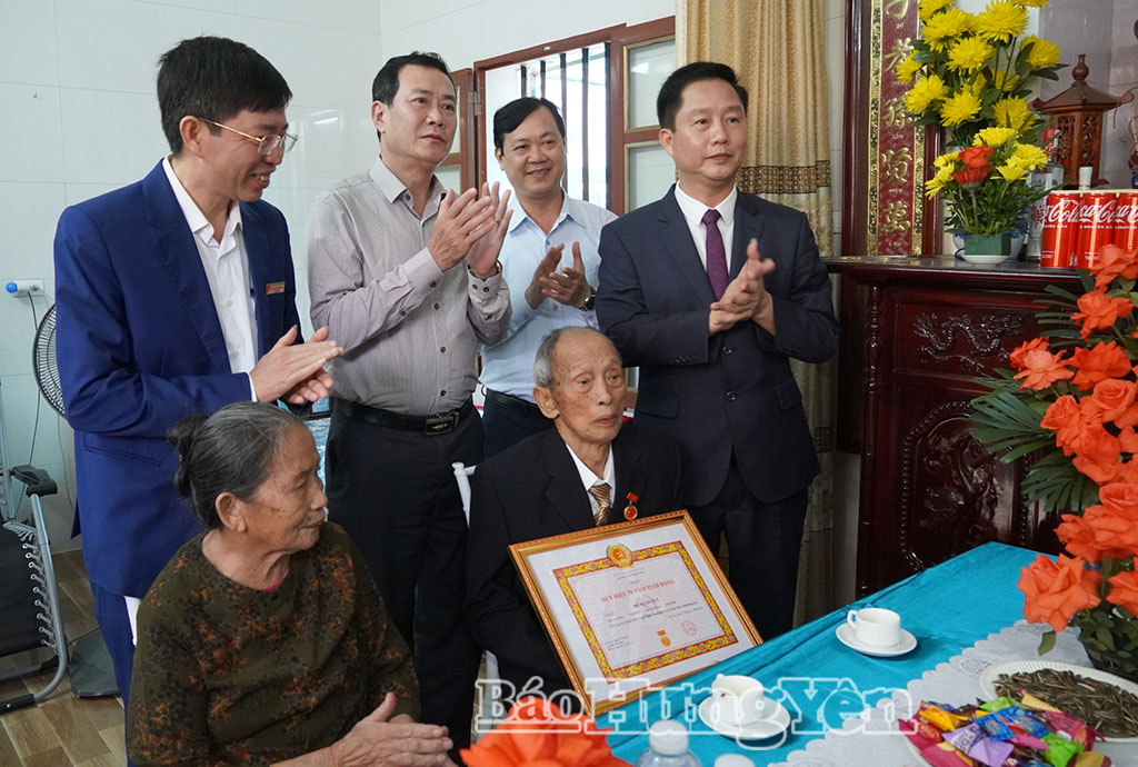 Đồng chí Vũ Thanh Vân, Ủy viên Ban Thường vụ Tỉnh ủy, Chánh Thanh tra tỉnh trao tặng Huy hiệu 70 năm tuổi Đảng cho đảng viên Đỗ Xuân Tuy, ở thôn Trung Thịnh, xã Nam Thái Ninh. Ảnh: Nguyễn Thắm 