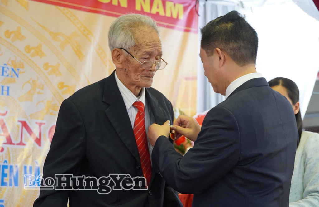 Đồng chí Vũ Thanh Vân, Ủy viên Ban Thường vụ Tỉnh ủy, Chánh Thanh tra tỉnh trao tặng Huy hiệu 70 năm tuổi Đảng cho đảng viên Hà Thế Sinh, ở thôn Văn Hàn Chung, xã Thái Ninh. Ảnh: Nguyễn Thắm