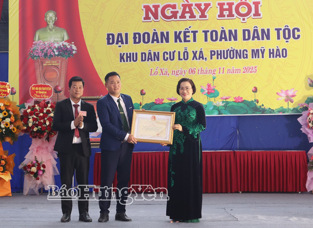 Đồng chí đồng chí Trần Thị Thanh Thủy, Bí thư Đảng ủy, Chủ tịch HĐND phường Mỹ Hào trao Bằng khen của Chủ tịch UBND tỉnh tặng khu dân cư Lỗ Xá. Ảnh: Bích Phượng
