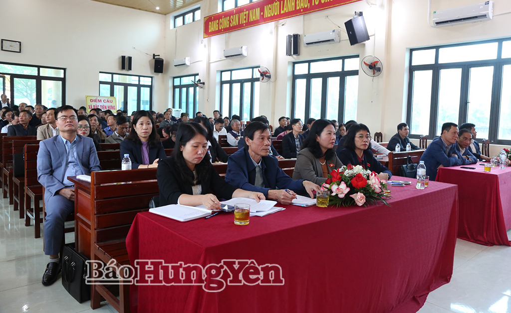 Tổ đại biểu số 15 HĐND tỉnh và đại biểu dự hội nghị tiếp xúc cử tri. Ảnh: Trịnh Cường