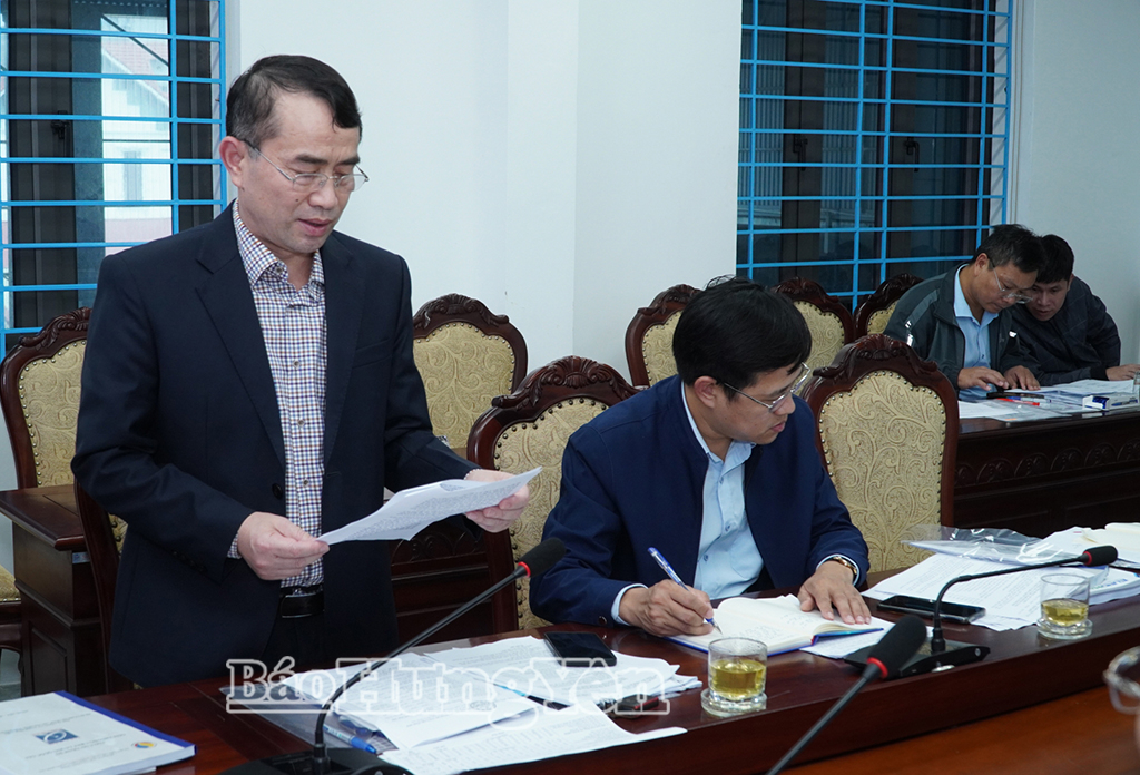 Đại diện tổ chuyên gia báo cáo kết quả thẩm định hồ sơ và thực tế của các doanh nghiệp tại hội nghị.