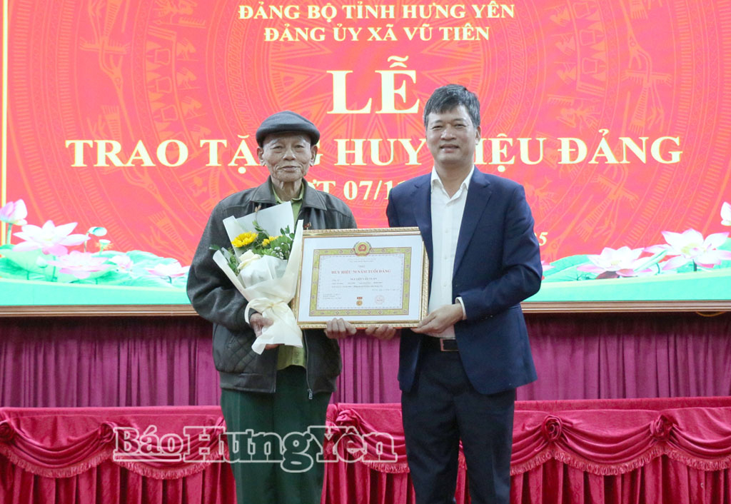 Đồng chí Lê Xuân Tiến, Ủy viên Ban Thường vụ Tỉnh ủy, Phó Chủ tịch Thường trực HĐND tỉnh trao tặng Huy hiệu 70 năm tuổi Đảng cho đảng viên Nguyễn Văn Tuần. Ảnh: Đào Quyên
