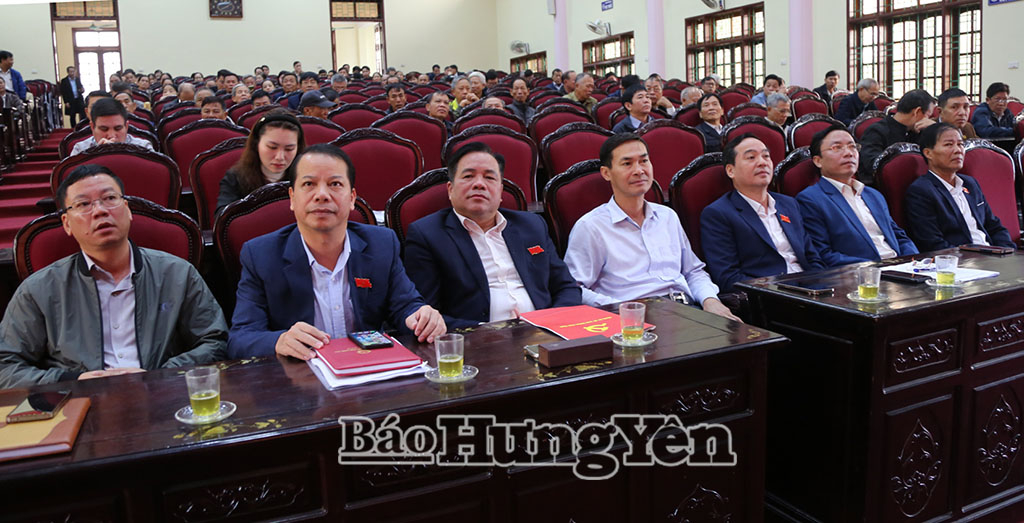 Đồng chí Vũ Ngọc Trì, Phó Chủ tịch HĐND tỉnh và các đại biểu HĐND tỉnh Tổ số 17 tại hội nghị tiếp xúc với cử tri. Ảnh: Trịnh Cường 