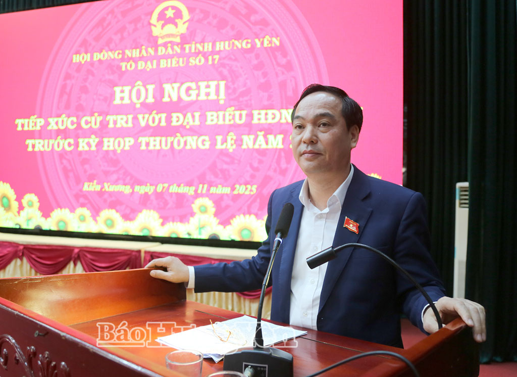 Đồng chí Vũ Ngọc Trì, Phó Chủ tịch HĐND tỉnh phát biểu tiếp thu các ý kiến, kiến nghị của cử tri. Ảnh: Trịnh Cường 