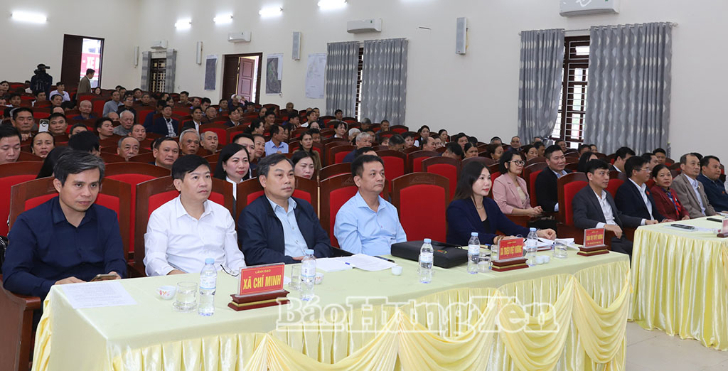 Các đại biểu dự buổi tiếp xúc cử tri của Tổ đại biểu số 6 HĐND tỉnh. Ảnh: Nguyễn Quỳnh 