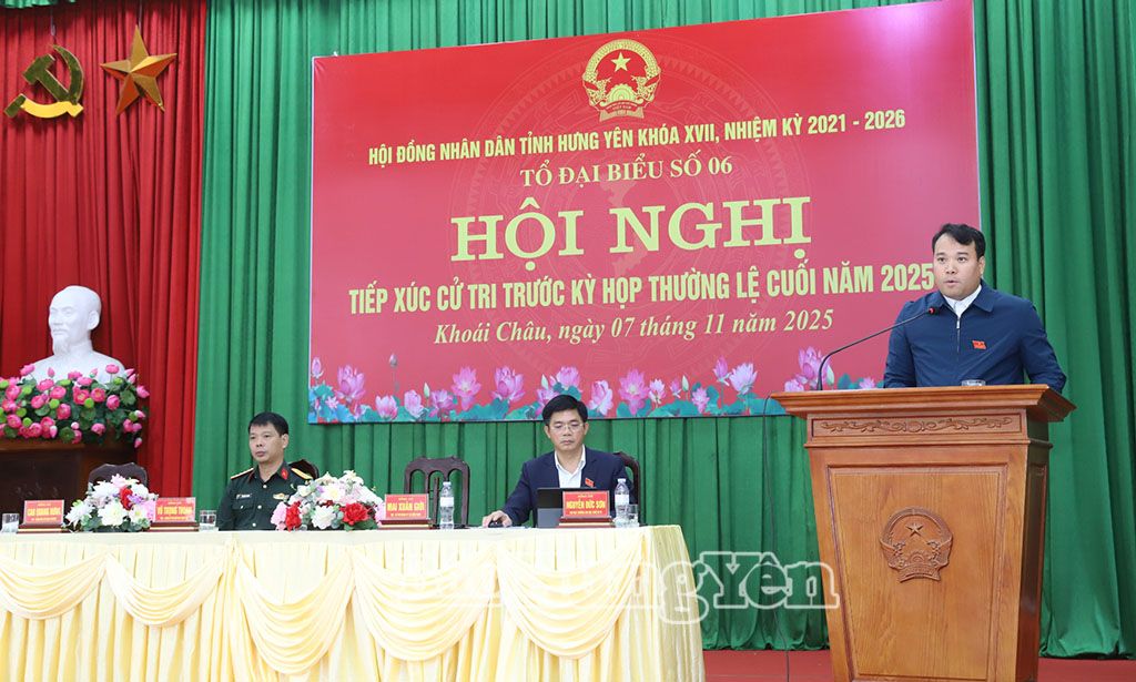 Đại diện Tổ đại biểu số 6 HĐND tỉnh phát biểu tiếp thu, giải trình các ý kiến của cử tri tại buổi tiếp xúc. Ảnh: Nguyễn Quỳnh 