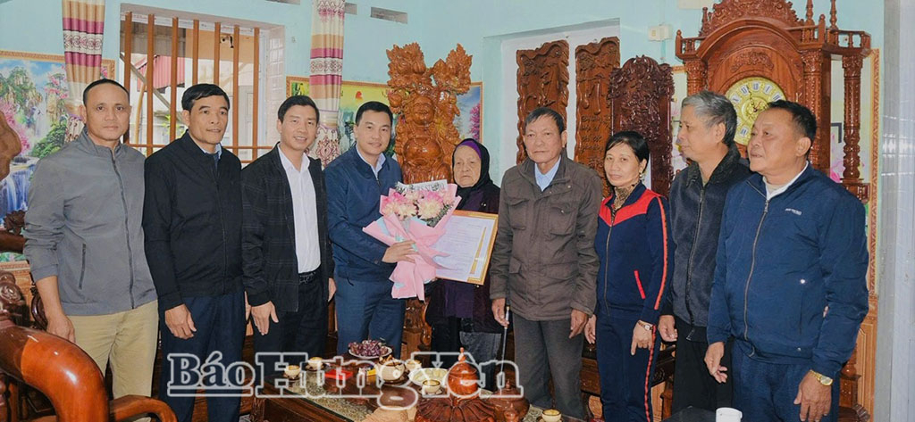 Lãnh đạo xã Hưng Hà đến thăm và trao tặng Huy hiệu Đảng cho các đảng viên 60 năm tuổi đảng trở lên.