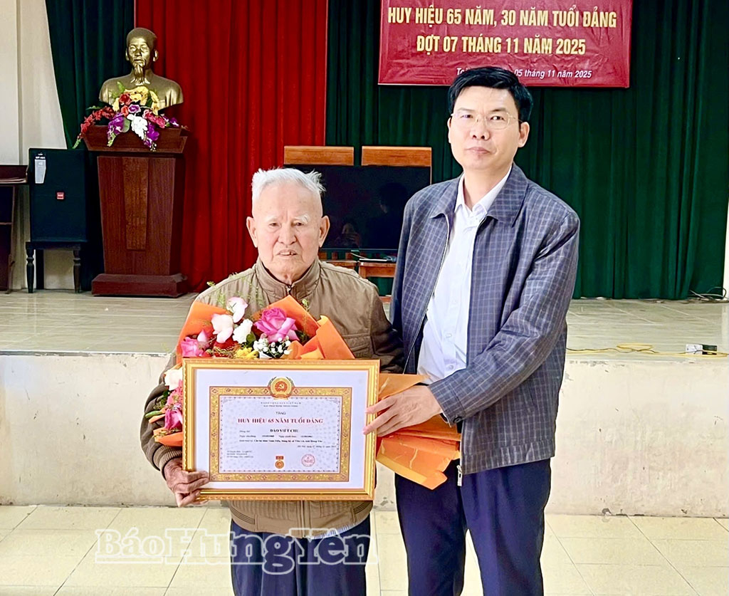 Lãnh đạo xã Tiên Lữ trao Huy hiệu Đảng tặng đảng viên Chi bộ thôn Toàn Tiến. Ảnh: Dương Miền