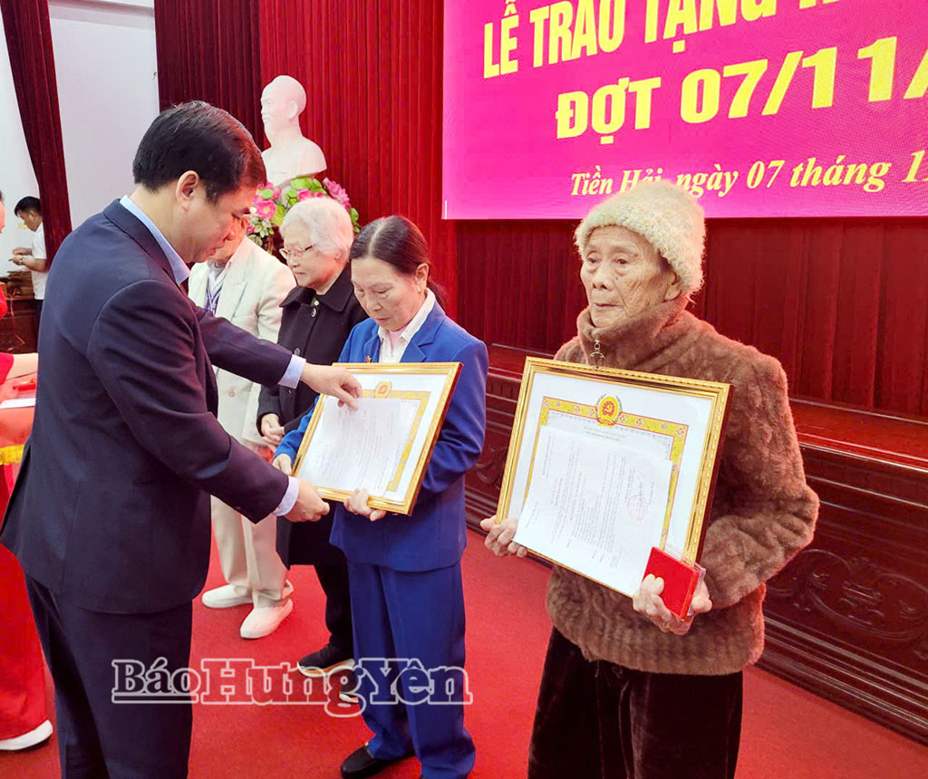 Lãnh đạo xã Tiền Hải trao Huy hiệu 70 năm tuổi đảng và Huy hiệu 65 năm tuổi đảng tặng các đảng viên. Ảnh: Trần Tuấn