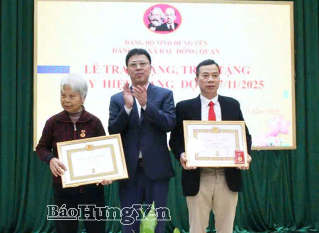 Lãnh đạo xã Bắc Đông Quan trao Huy hiệu 60 năm tuổi Đảng tặng các đảng viên. Ảnh: Thu Hiền