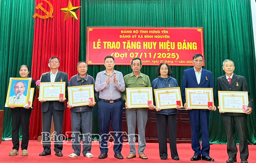 Lãnh đạo xã Bình Nguyên trao tặng Huy hiệu Đảng tặng các đảng viên. Ảnh: Thu Thủy