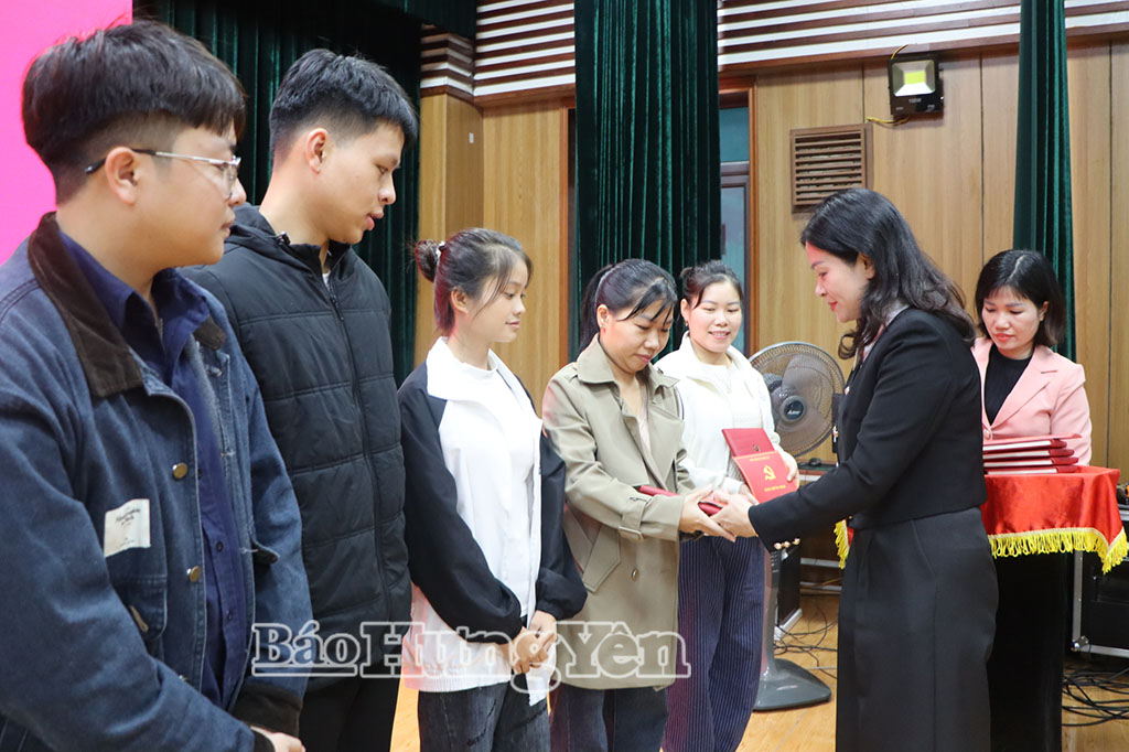 Lãnh đạo Đảng ủy Ủy ban nhân dân tỉnh trao giấy chứng nhận cho các học viên.  