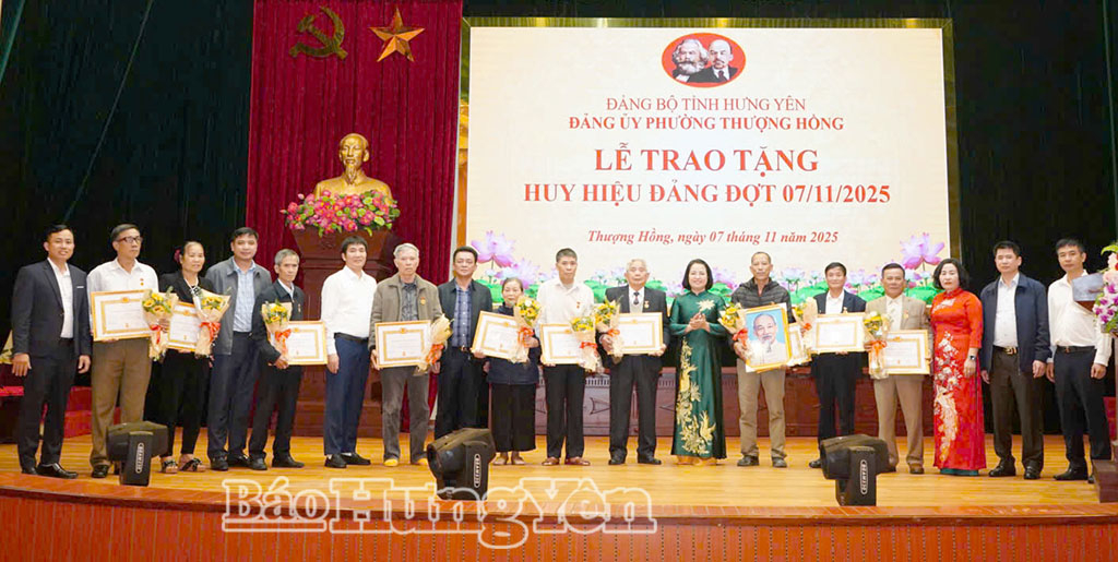 Lãnh đạo phường Thượng Hồng trao tặng Huy hiệu Đảng cho các đảng viên. Ảnh: Việt Chiểu