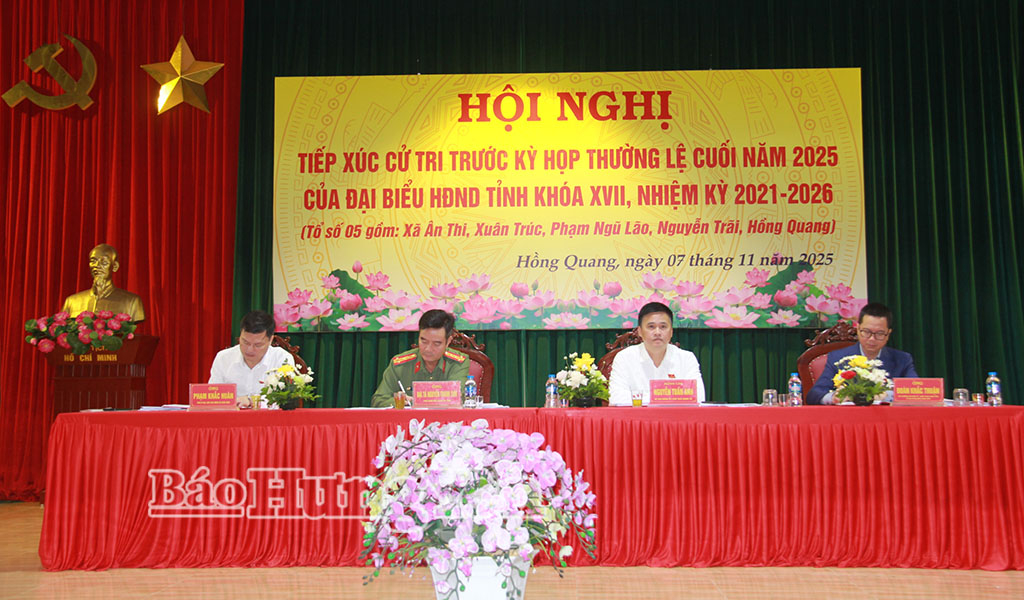 Tổ đại biểu số 5 HĐND tỉnh tiếp xúc cử tri các xã. Ảnh: Vi Ngoan