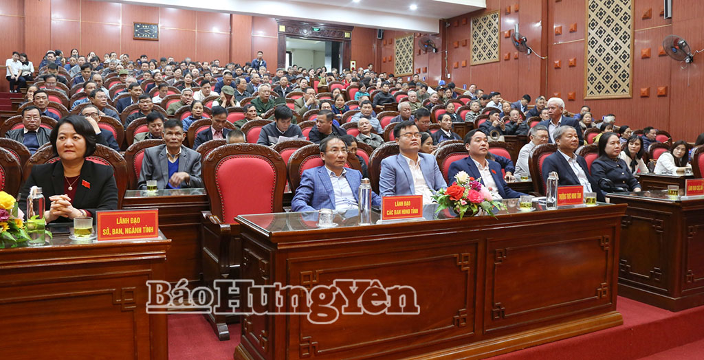 Các đại biểu HĐND tỉnh tổ số 12 tại hội nghị tiếp xúc với cử tri. Ảnh: Trịnh Cường 