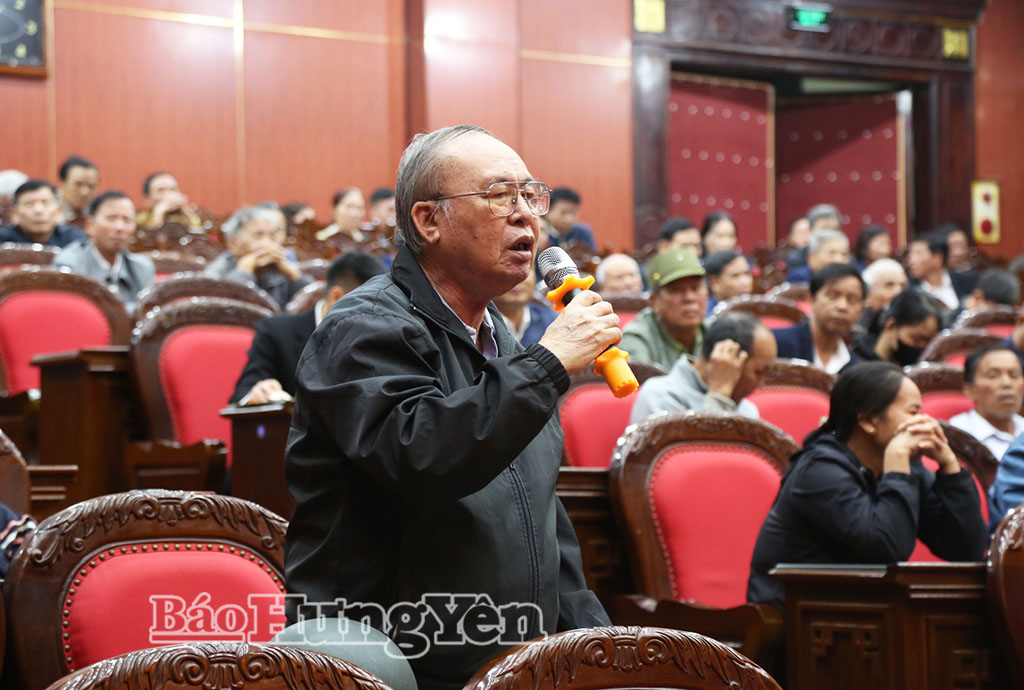 Cử tri phát biểu ý kiến, kiến nghị tại hội nghị. Ảnh: Trịnh Cường 