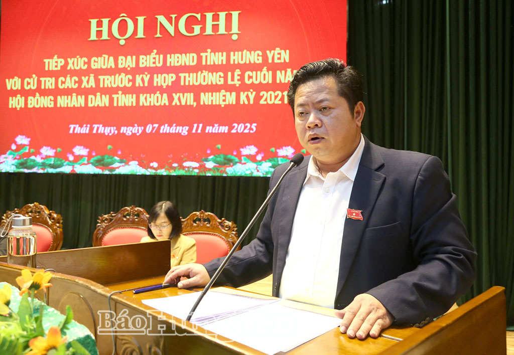 Đại biểu đại diện tổ 12 đại biểu HĐND tỉnh phát biểu tiếp thu các ý kiến, kiến nghị của cử tri. Ảnh: Trịnh Cường 