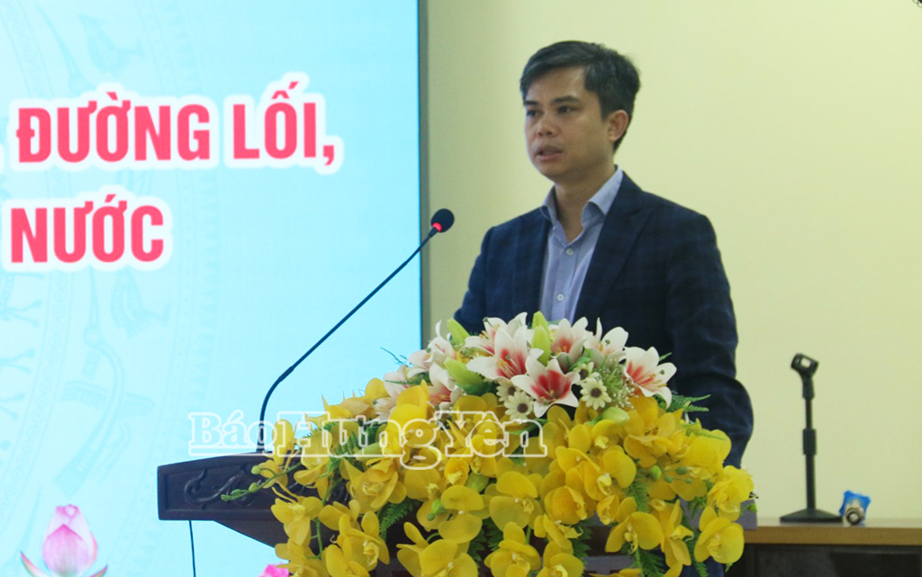 Đồng chí Trưởng ban Tuyên giáo và Dân vận Tỉnh ủy Nguyễn Văn Chiến phát biểu tại hội nghị.