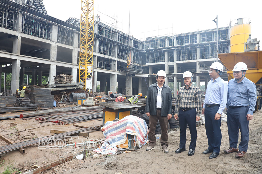 Đồng chí Phó Chủ tịch UBND tỉnh Lại Văn Hoàn kiểm tra tiến độ thực hiện dự án Khu nhà ở cho người có thu nhập thấp (phường Phố Hiến).
