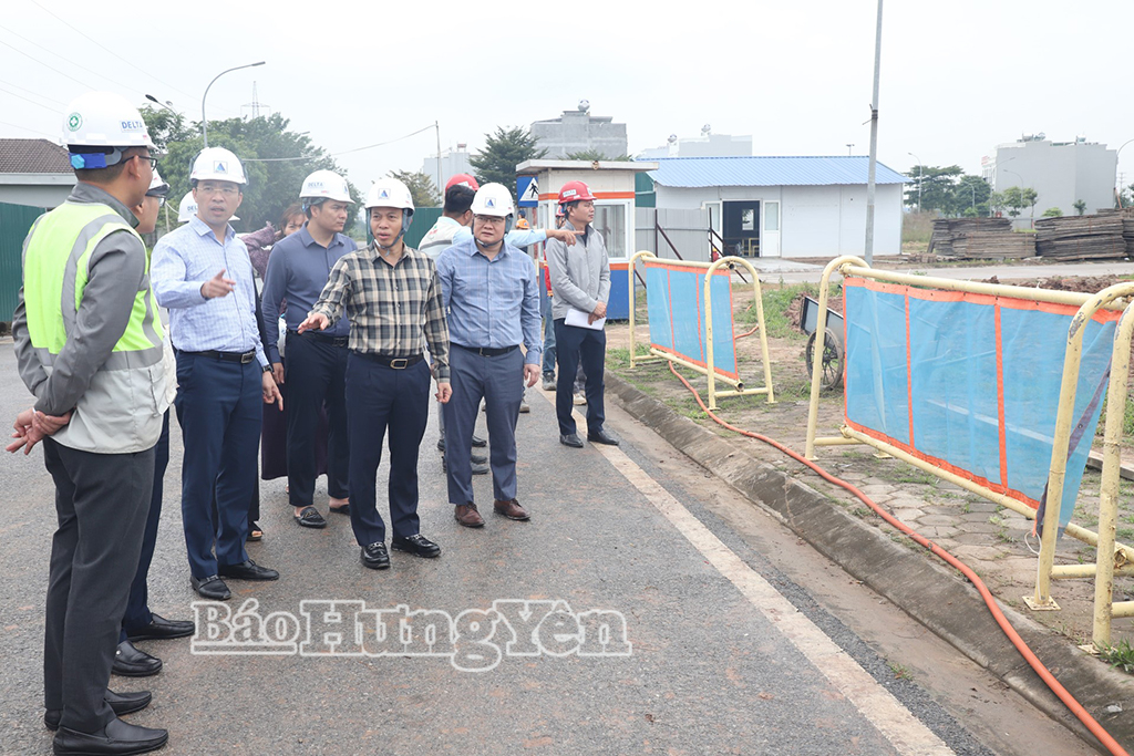 Đồng chí Phó Chủ tịch UBND tỉnh Lại Văn Hoàn kiểm tra tiến độ dự án khu nhà ở, dịch vụ khu công nghiệp Phố Nối (xã Nguyễn Văn Linh).