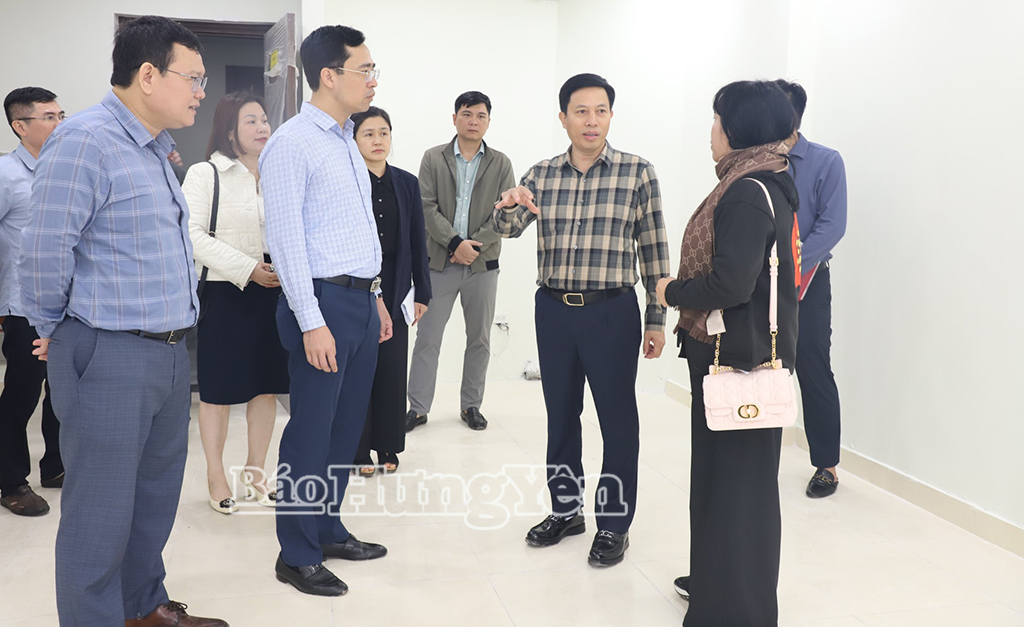 Đồng chí Phó Chủ tịch UBND tỉnh Lại Văn Hoàn kiểm tra tiến độ thực hiện dự án đầu tư xây dựng nhà ở xã hội, nhà ở thương mại Lạc Hồng Phúc (phường Mỹ Hào).