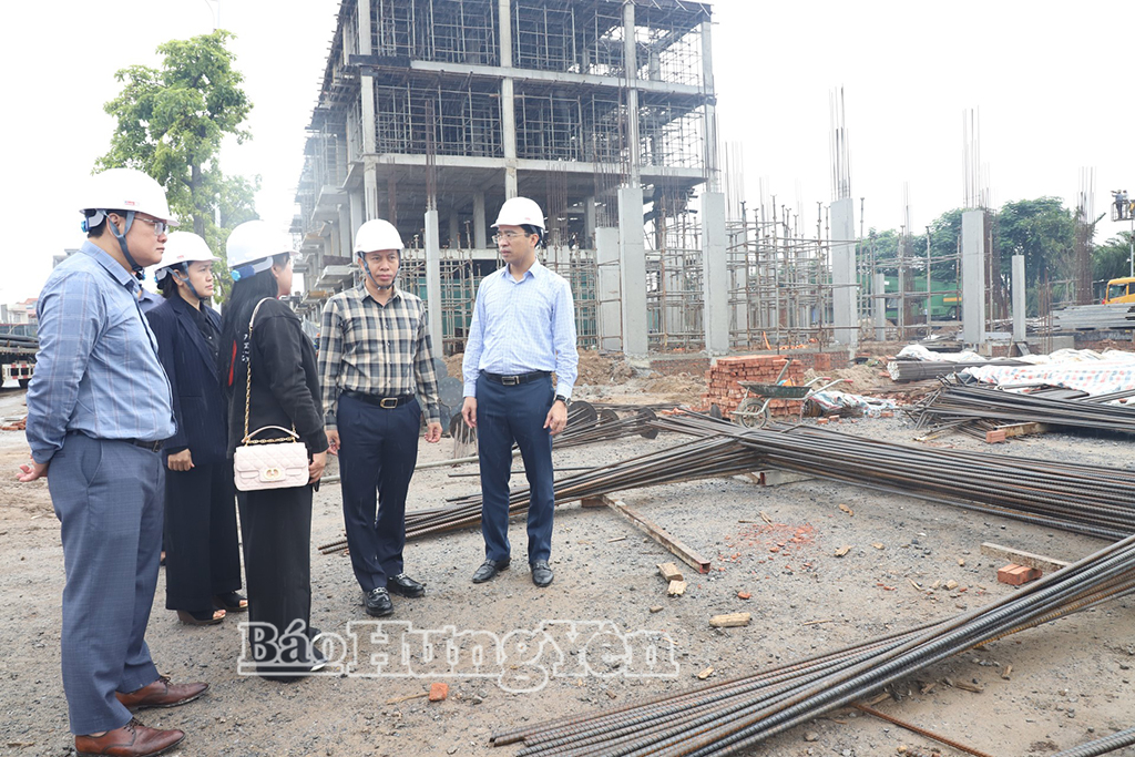 Đồng chí Phó Chủ tịch UBND tỉnh Lại Văn Hoàn kiểm tra tiến độ thực hiện dự án đầu tư xây dựng khu nhà ở liền kề để bán đô thị xanh - Green City (phường Mỹ Hào).