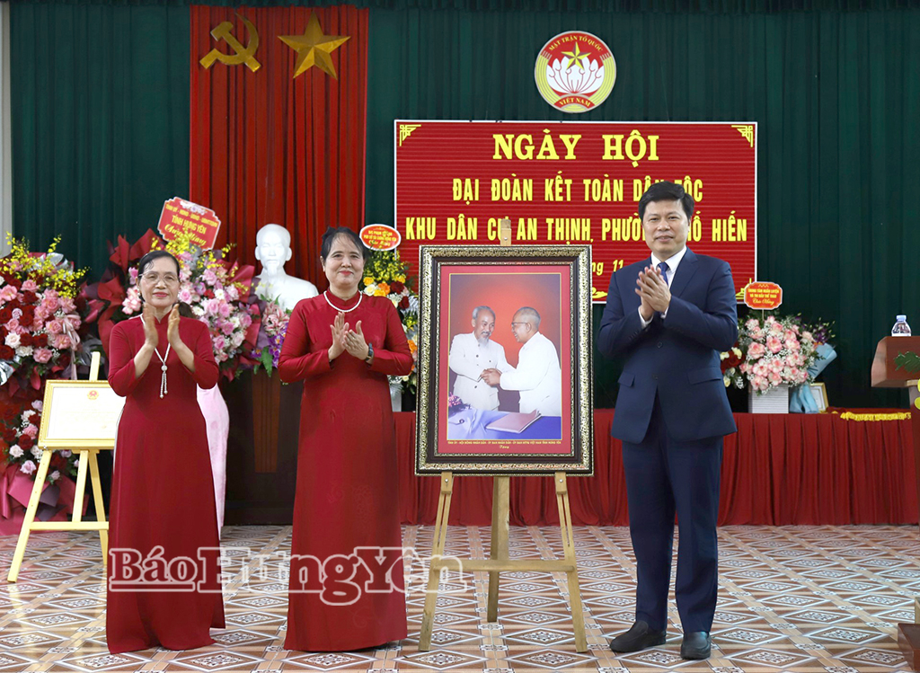 Đồng chí Phó Bí thư Thường trực Tỉnh ủy Trần Quốc Toản tặng bức ảnh thể hiện tinh thần Đại đoàn kết cho cán bộ, Nhân dân khu dân cư An Thịnh.