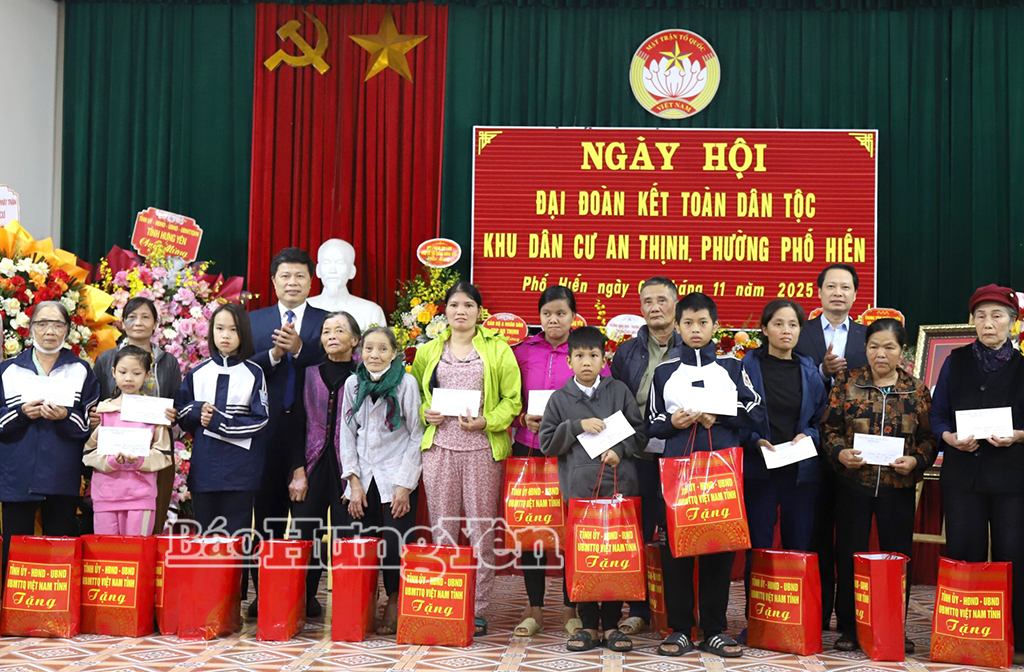 Các hộ nghèo, hộ có hoàn cảnh khó khăn được nhận quà của Tỉnh ủy, HĐND, UBND, Ủy ban MTTQ Việt Nam tỉnh.