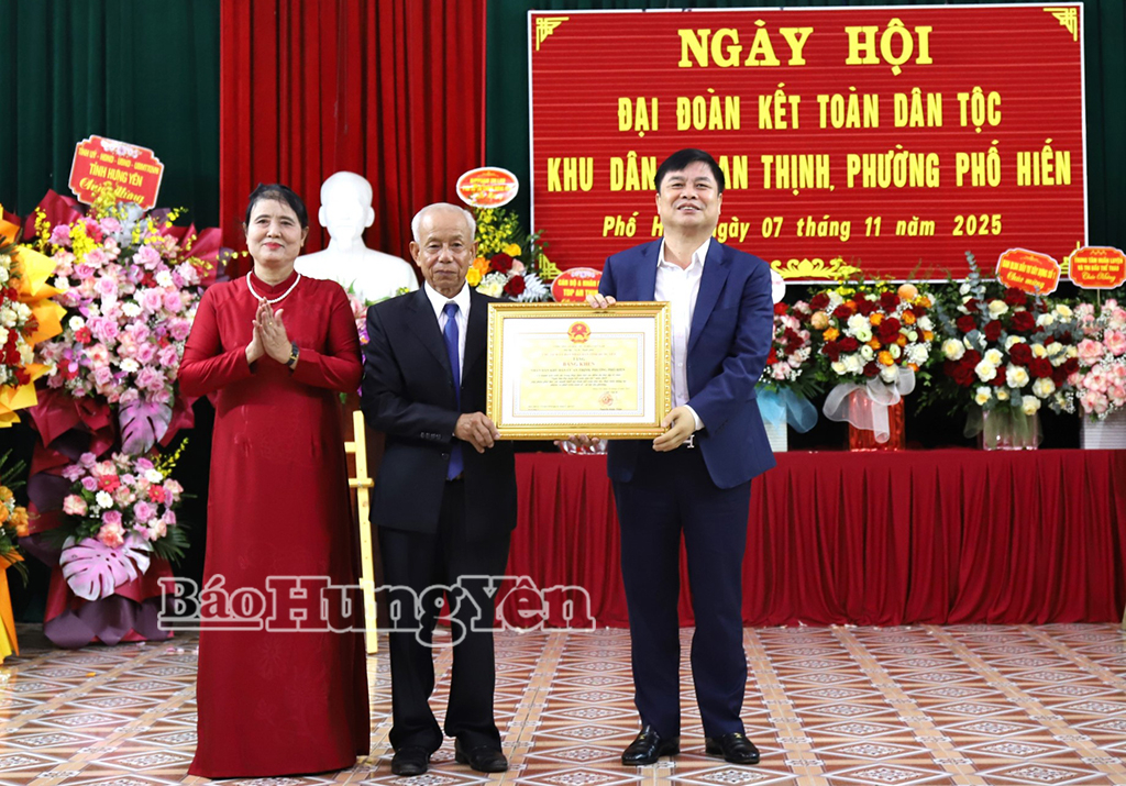 Nhân dân khu dân cư An Thịnh vinh dự được nhận Bằng khen của Chủ tịch UBND tỉnh vì có thành tích xuất sắc trong thực hiện đợt cao điểm thi đua dịp tổ chức