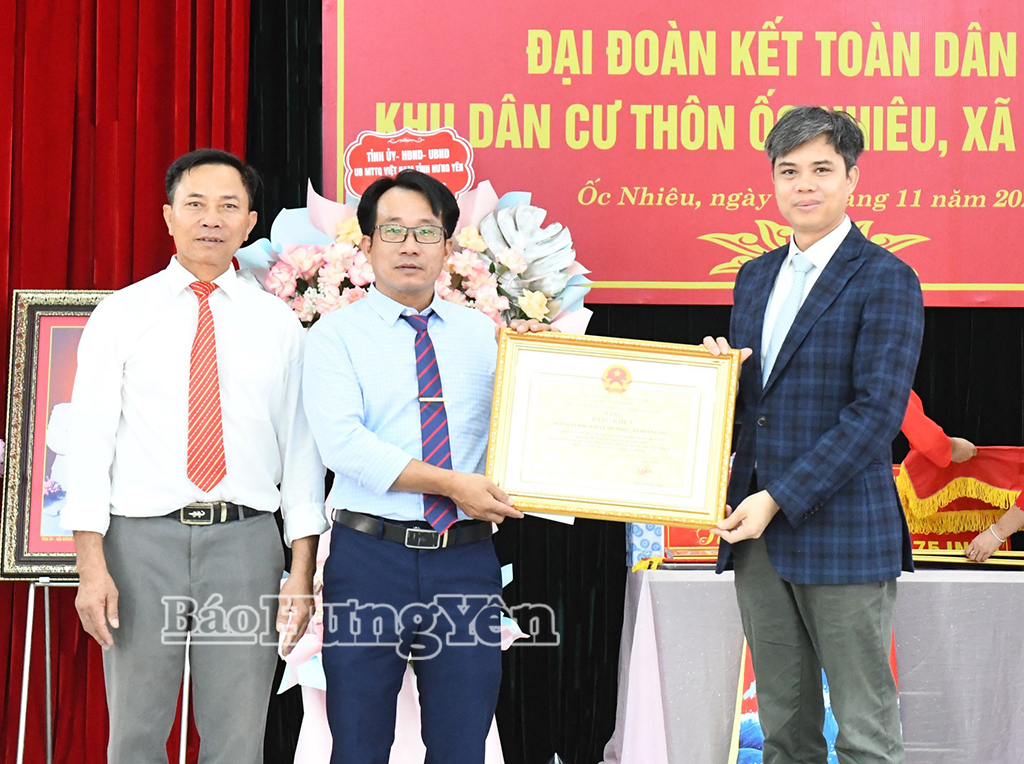 Trưởng ban Tuyên giáo và Dân vận Tỉnh ủy Nguyễn Văn Chiến trao Bằng khen của Chủ tịch UBND tỉnh tặng Nhân dân KDC Ốc Nhiêu.