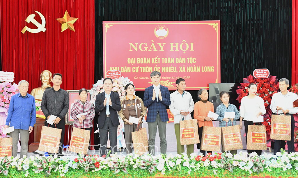 Trưởng ban Tuyên giáo và Dân vận Tỉnh ủy Nguyễn Văn Chiến trao quà tặng các hộ nghèo, hộ cận nghèo của xã Hoàn Long.