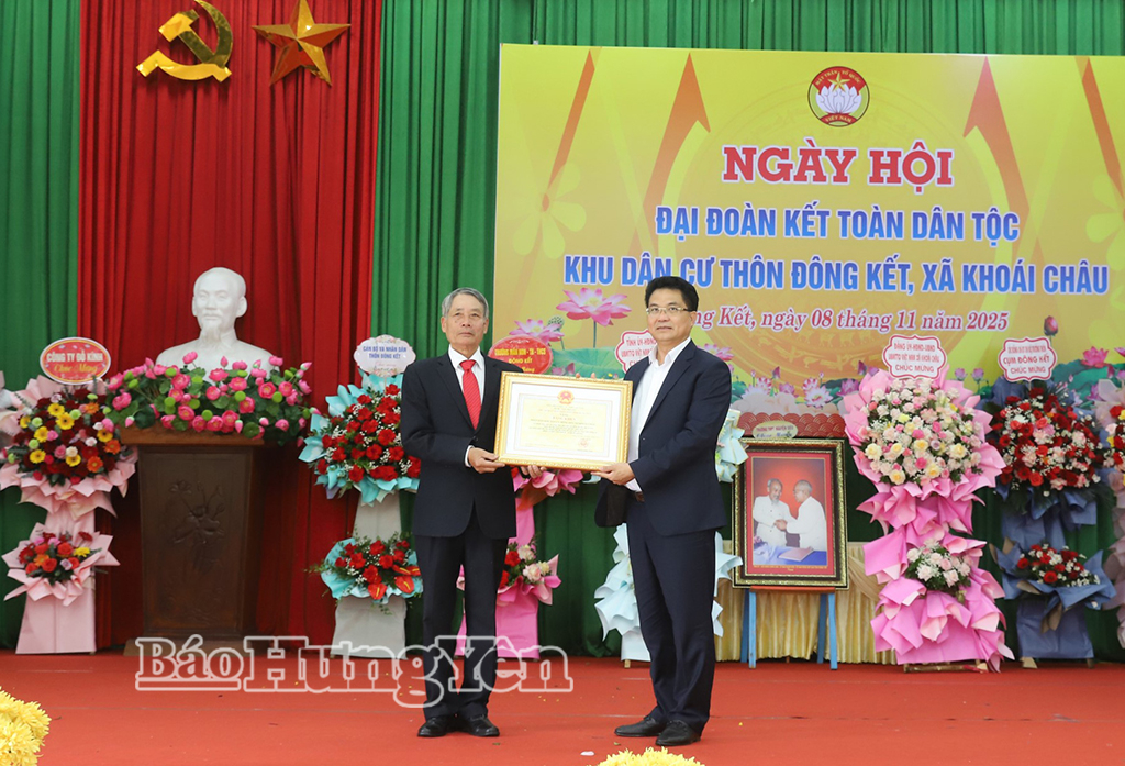 Đồng chí Phó Chủ tịch UBND tỉnh Lê Quang Hòa trao Bằng khen của Chủ tịch UBND tỉnh tặng khu dân cư Đông Kết. Ảnh: Nguyễn Quỳnh 