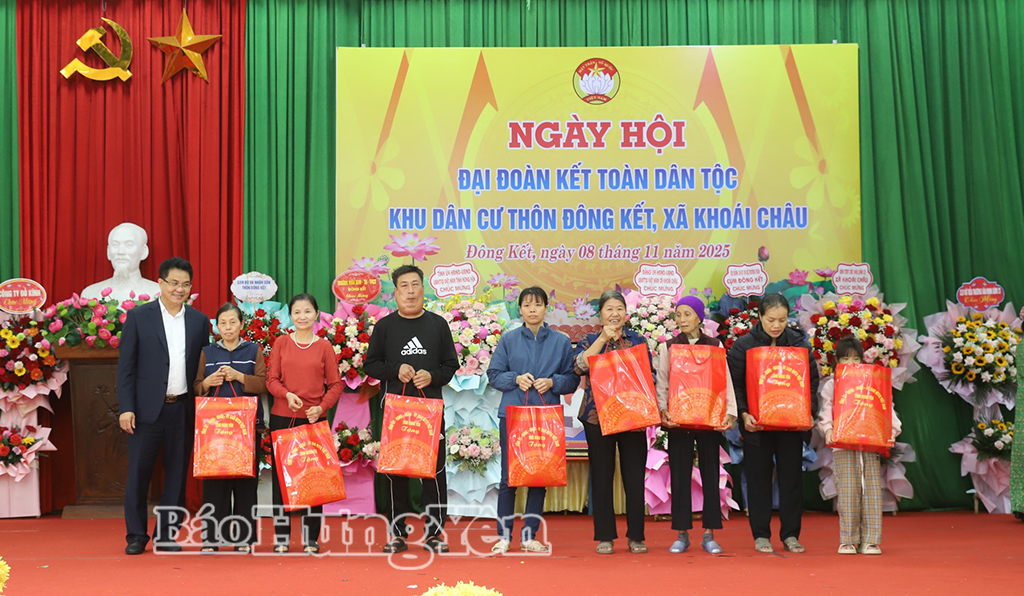 Đồng chí Phó Chủ tịch UBND tỉnh Lê Quang Hòa trao quà cho các hộ nghèo, hộ có hoàn cảnh khó khăn.