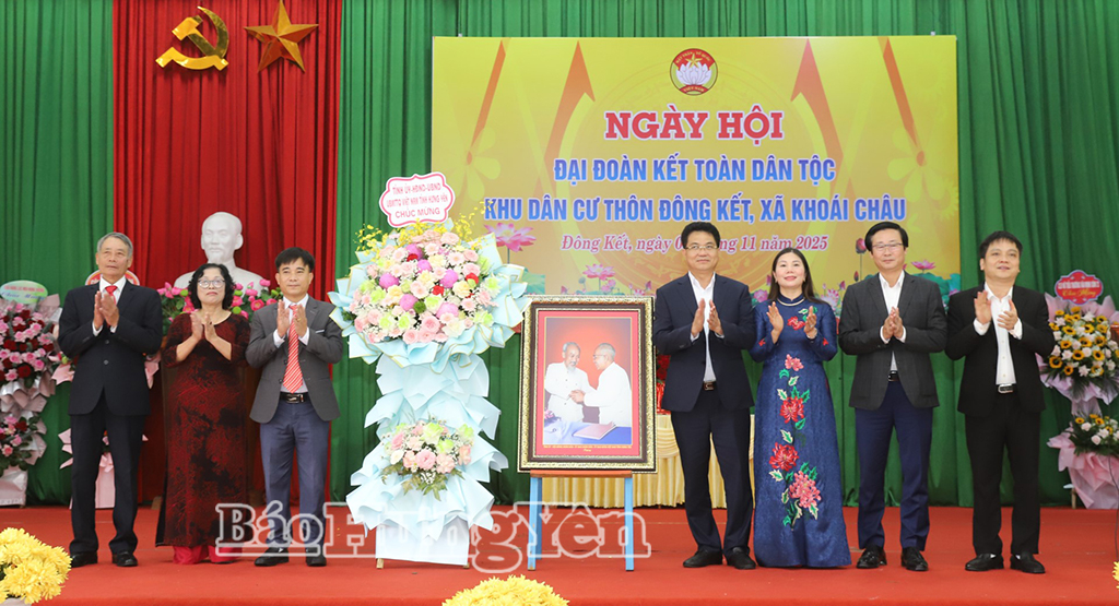 Các đồng chí lãnh đạo tỉnh tặng hoa chúc mừng ngày hội.