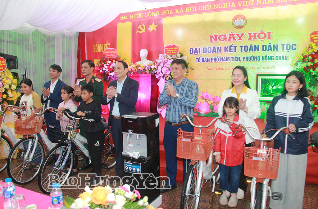 Các học sinh có hoàn cảnh khó khăn tại tổ dân phố Nam Tiến được tặng quà. Ảnh: Vi Ngoan 