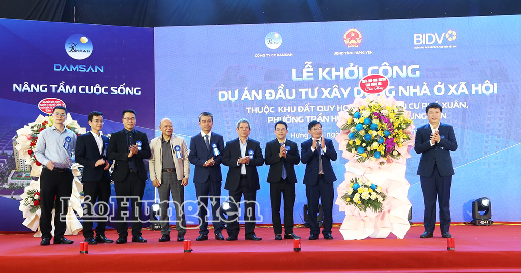 Đồng chí Trần Quốc Toản, Phó Bí thư Thường trực Tỉnh ủy tặng hoa chúc mừng.