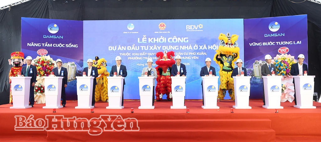 Đồng chí Trần Quốc Vượng, nguyên Ủy viên Bộ Chính trị, nguyên Thường trực Ban Bí thư và các đại biểu thực hiện nghi thức khởi công dự án.