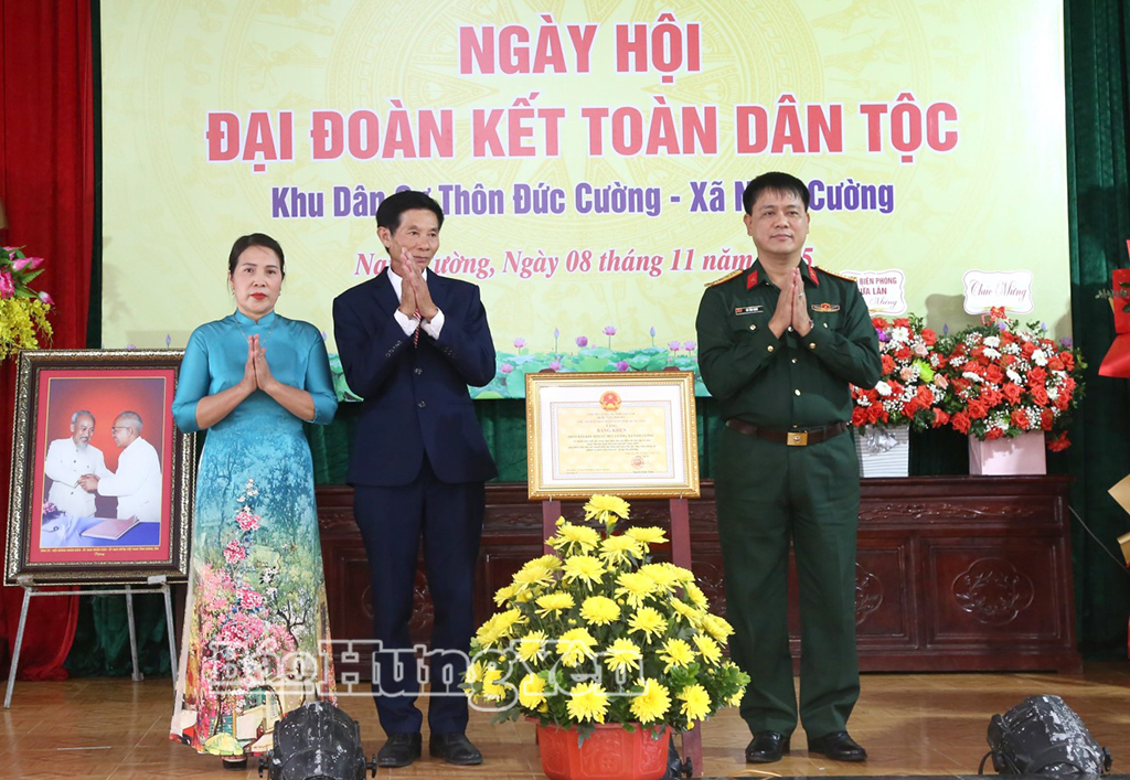 Đại tá Vũ Văn Định, Ủy viên Ban Thường vụ Tỉnh uỷ, Chỉ huy trưởng Bộ CHQS tỉnh trao Bằng khen của Chủ tịch UBND tỉnh tặng khu dân cư  Đức Cường. Ảnh: Trịnh Cường 